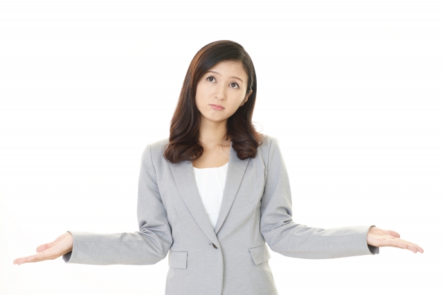 手のひらを上に向ける女性